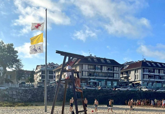 La bandera amarilla ondea en una playa. / Alerta