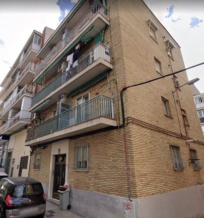 Edificio de la calle San Fidel por la que escaló un joven al olvidarse las llaves dentro de la casa y terminó herido de gravedad. EP