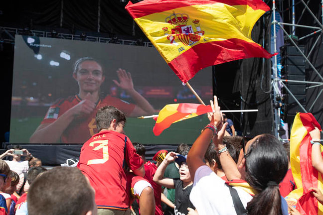 Cientos de personas se dieron cita en la plaza de la Herrería de Pontevedra para ver la final de la Copa del Mundo de Fútbol femenino. EFE/Salvador Sas
