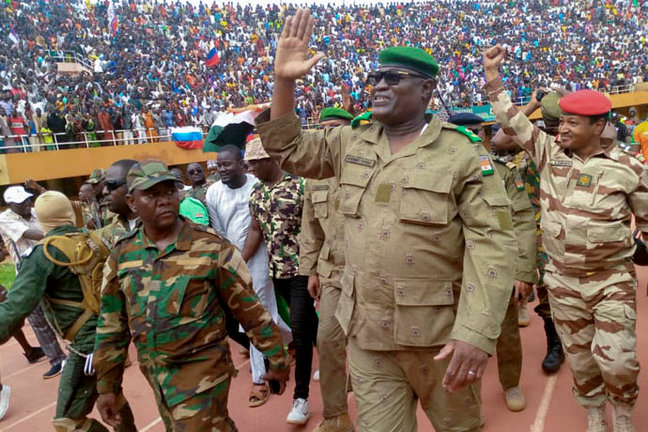 Imagen de archivo del general Mohamed Toumba, uno de los dirigentes de la junta golpista de Níger, autodenominada el Consejo Nacional de Salvaguardia de la Patria (CNSP), mientras saluda a los miles de manifestantes que el 6 de agosto de 2023 se concentraron en un estadio de Niamey para expresar su apoyo a la junta golpista. EFE/ Issa Ousseini
