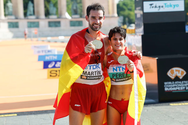 Lo marchadores españoles Álvaro Martín y María Pérez con la medalla de oro colgada como campeones del mudo delos 35 kilómetros marcha en la sexta jornada de los Mundiales de atletismo que se disputan en Budapest. EFE/ Javier Etxezarreta
