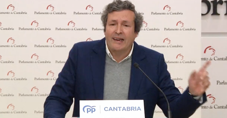 El diputado del PP, Íñigo Fernández en una rueda de prensa. / ALERTA