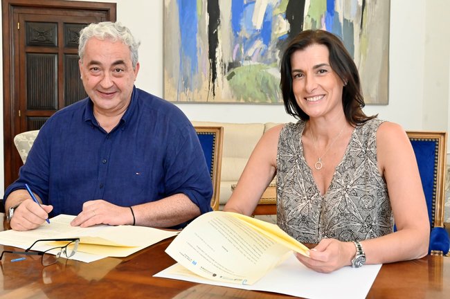 El Colegio de Médicos y el Ayuntamiento de Santander firman el convenio para continuar con el proyecto de reanimación cardiopulmonar en las aulas. / ALERTA