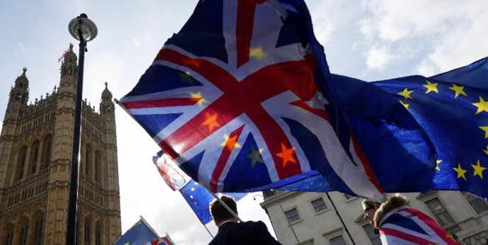 Bandera de Reino Unido ondean cerca de Trafalgar Square.