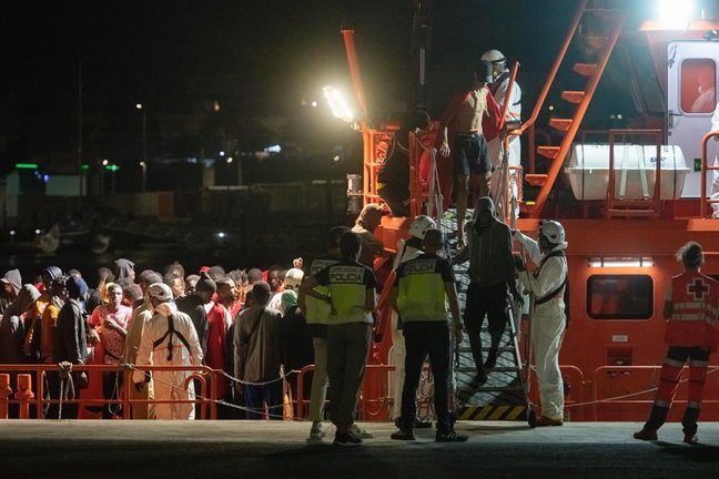 Oficiales ayudan a un grupo de migrantes rescatado, en Puerto del Rosario (España). EFE/ Carlos De Saá