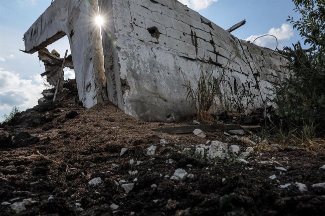 Granero destruido en la línea del frente en la región de Járkov, en el este de Ucrania. EFE / OLEG PETRASYUK