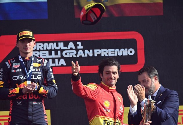 El tercer clasificado, el piloto español Carlos Sainz de la Scuderia Ferrari, celebra en el podio junto al ganador, el piloto holandés Max Verstappen (L) de Red Bull Racing, después del Gran Premio de Fórmula Uno de Italia en el Autodromo Nazionale de Monza, Italia, el 03 de septiembre de 2023. EFE/EPA/Daniel Dal Zennaro
