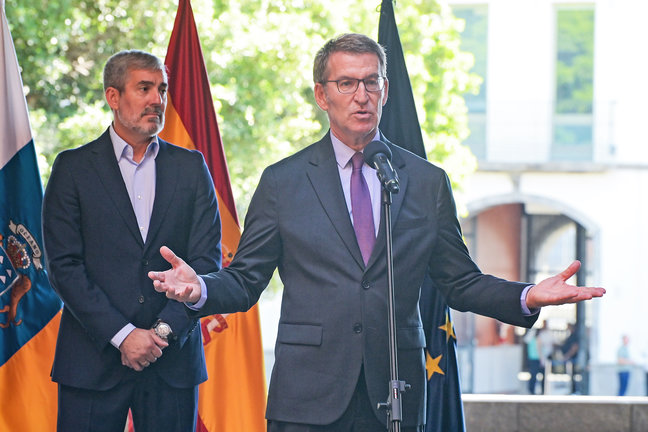 Feijóo en su discurso después de la reunión con el líder de Coalición Canaria. / EP