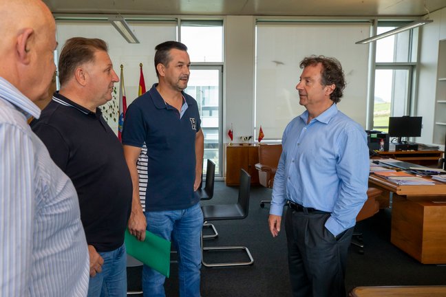 El consejero de Desarrollo Rural, Ganadería, Pesca y Alimentación, Pablo Palencia (derecha), se reúne con el alcalde de Cieza, Juan Manuel Cuevas, y otros representantes municipales. / ALERTA