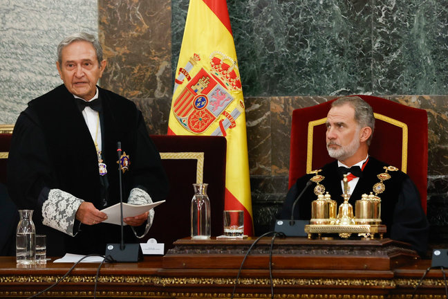 El rey Felipe VI escucha el discurso del presidente interino del Tribunal Supremo Francisco, Marín Castán, durante el acto de apertura del Año Judicial 2023-2024, este jueves en la sede del Tribunal Supremo en Madrid. / ALERTA