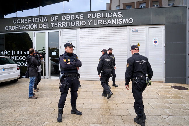 Varios policías en la Consejería de Obras Públicas, Ordenación del Territorio y Urbanismo de Cantabria. / ALERTA