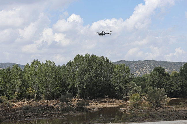 Un helicóptero de la Guardia Civil sobrevuela la zona donde han hallado un segundo cadáver. / Rodrigo Jimenez