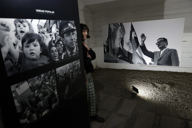 Una mujer observa imágenes del expresidente chileno, Salvador Allende (d). / Elvis González