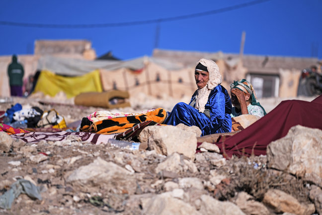 Una mujer llora sentada entre los escombros provocados por el terremoto en Moulay Brahim. / Fernando Sánchez
