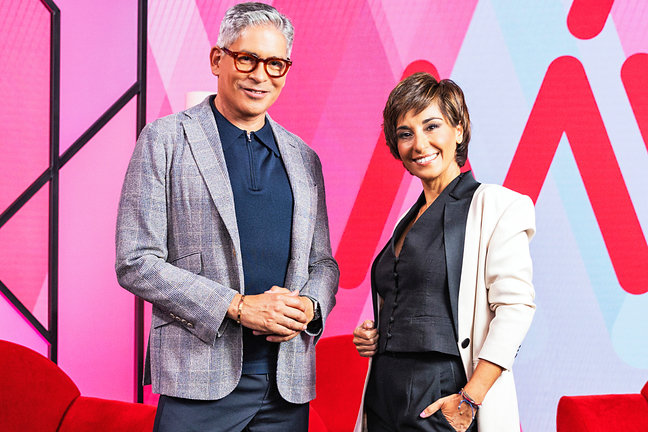 Fotografía de archivo de los presentadores Boris Izaguirre y Adela González. / ALERTA