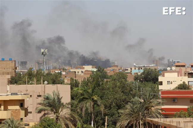 Imagen de Jartum en la que se ven varias columnas de humo durante enfrentamientos entre el grupo paramilitar Fuerzas de Apoyo Rápido (FAR) y el Ejército. / EFE