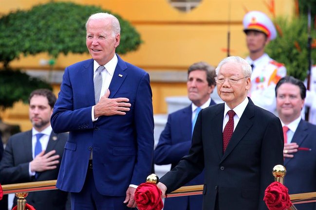 El presidente de Estados Unidos, Joe Biden, y el secretario general del Partido Comunista de Vietnam, Nguyen Phu Trong. / EFE
