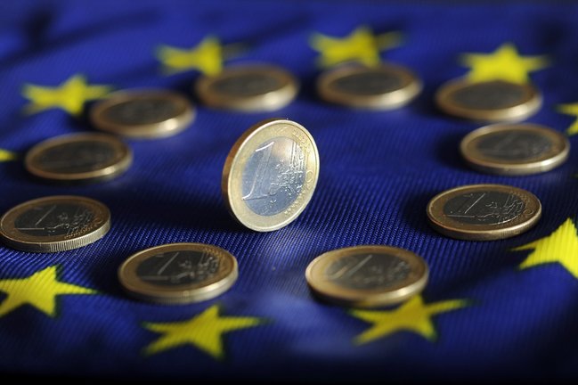 Moneda de euro sobre una bandera europea. / AEP