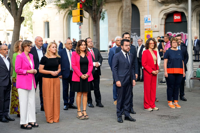 Pere Aragonès, junto a los miembros de su gobierno, durante la ofrenda floral en la Diada del 11S. / Alejandro García