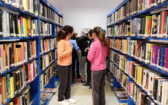 Un grupo de niños en una biblioteca de Santander. / Alerta