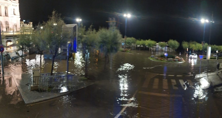 Inundación en la zona de El Sardinero, en Santander. / ALERTA