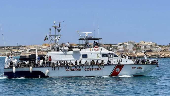 La guardia costera italiana rescata a inmigrantes. / aee
