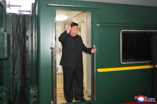 Pyongyang (Corea del Norte).- Una foto liberada por la agencia oficial de Corea (KCNA) muestra al dirigente coreano del norte Kim Jong tomando el tren blindado con destino a Rusia EFE