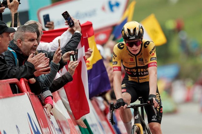 BEJES (CANTABRIA), 12/09/2023.- El ciclista danés Jonas Vingegaard se impone vencedor de la decimosexta etapa de la Vuelta a España, un recorrido de 120,1km de Liencres a Bejes en Cantabria, este martes. EFE/ Manu Bruque