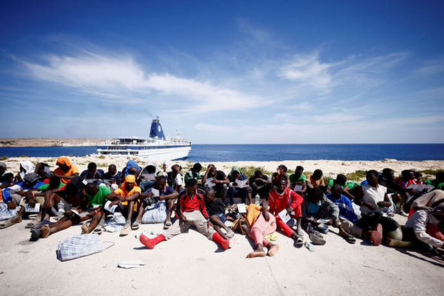 Miles de inmigrantes llegan a la costa de Lampedusa. / efe