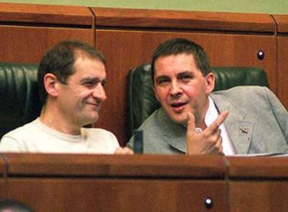 'Josu Ternera' y Arnaldo Otegi se ríen durante una sesión del Parlamento vasco en una imagen de archivo.