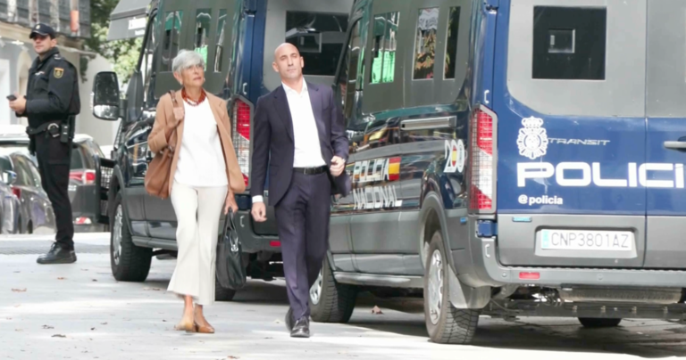 Rubiales llegó a la Audiencia Nacional con su abogada. EFE