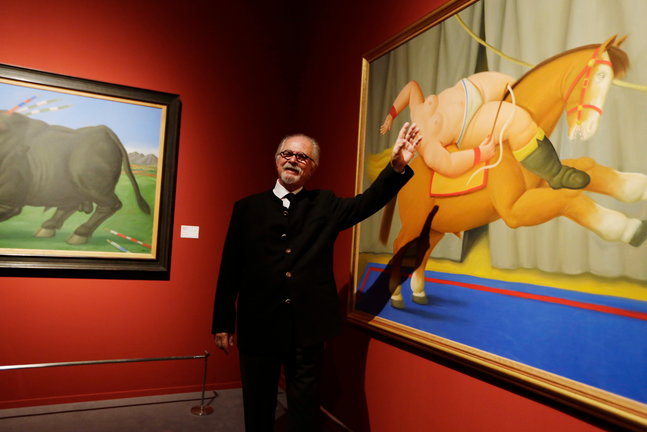 Fernando Botero posa junto a una de sus obras en una fotografía de archivo. / HOW HWEE YOUNG