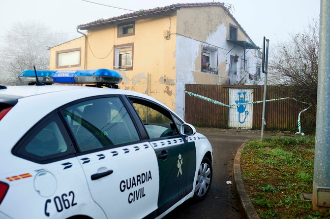 Guardias civiles en la vivienda donde residían una mujer y su hija asesinadas presuntamente por su expareja y padre, a 18 de diciembre de 2021, en Liaño de Villaescusa, Cantabria (España).