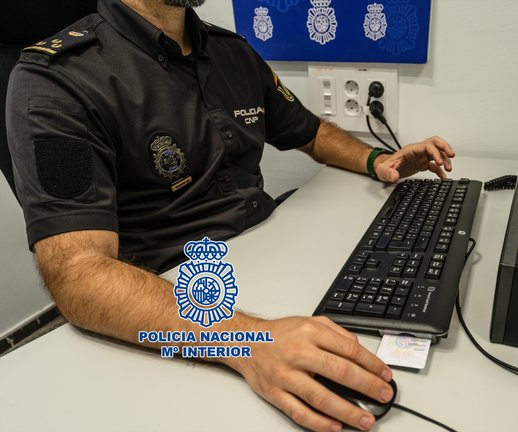 Agente de la Policía Nacional especializado en delitos informáticos. EP