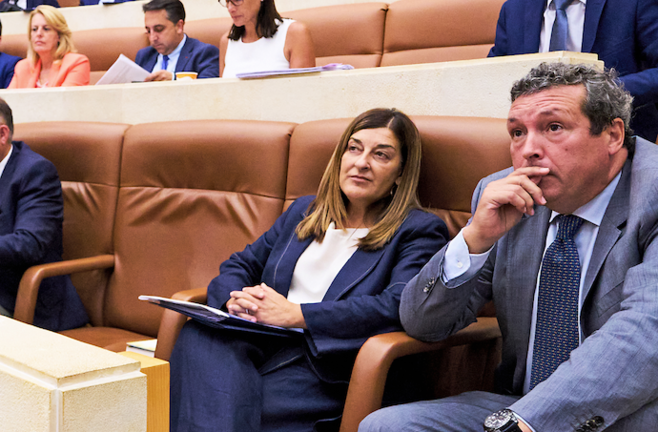 Mª José Sáenz de Buruaga e Íñigo Fernández durante el primer pleno de la legislatura. / A.E.