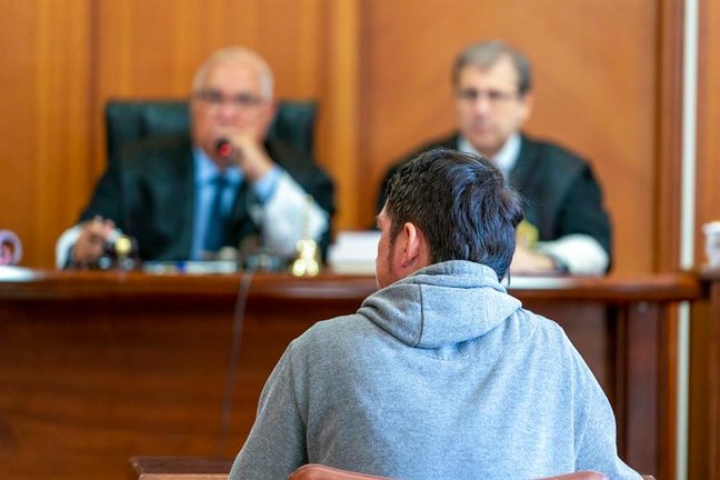 La Audiencia de Cantabria juzga a un hombre acusado de violar a una de sus hermanas, y de abusar de otra hermana y una amiga de ésta entre 2016 y 2021. EFE / Román G. Aguilera