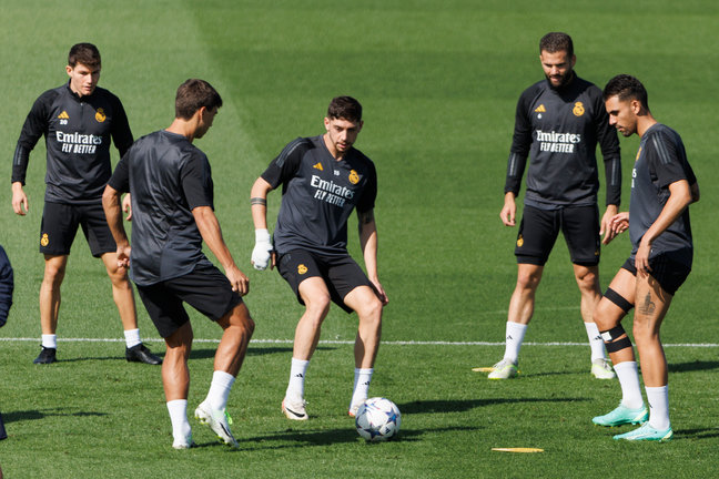 Los jugadores del Real Madrid (i-a) Brahim Díaz, Fede Valverde, Nacho y Dani Ceballos, durante el entrenamiento.  / EFE