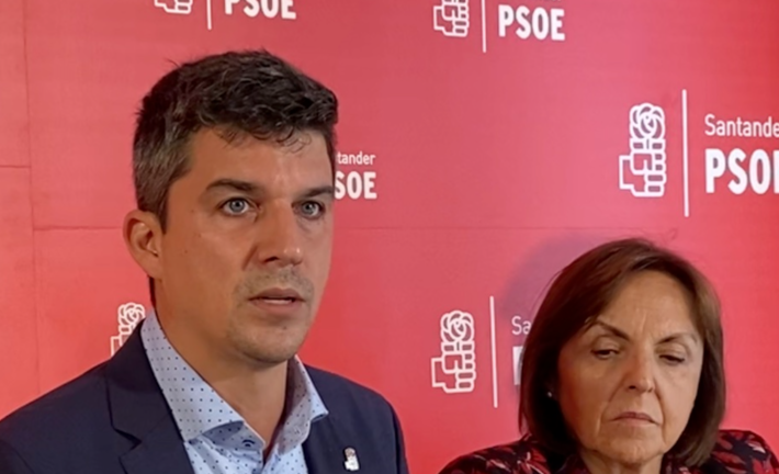 El concejal del PSOE en Santander durante la rueda de prensa.