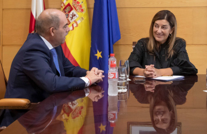 La presidenta de Cantabria, María José Sáenz de Buruaga y el presidente de ATA España y vicepresidente de CEOE, Lorenzo Amor. / ALERTA