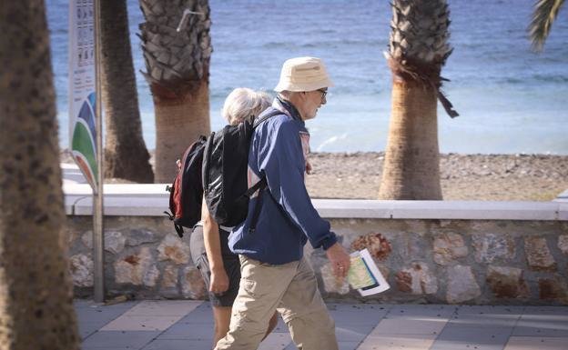 Dos personas mayores de viaje. / ALERTA