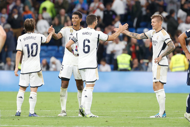 El Real Madrid celebra la victoria de la quinta jornada. / JUAN CARLOS HIDALGO