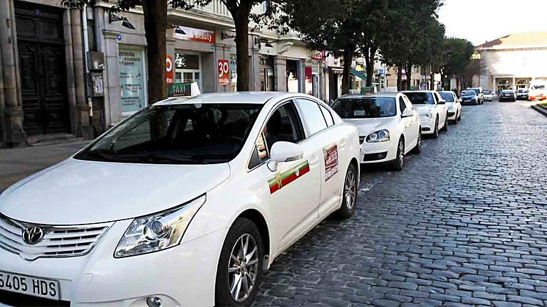 Varios taxis en la zona de las estaciones de Torrelavega. / ALERTA