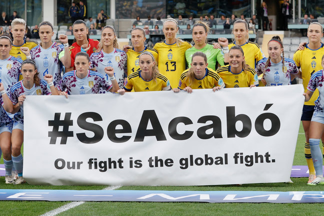 Las jugadoras de ambos equipos posan con una pancarta en la que se lee "Se Acabo, nuestra lucha es global" este viernes, en el partido de la Liga de las Naciones, entre Suecia y España, en Gotemburgo. EFE/ Juan Carlos Cárdenas