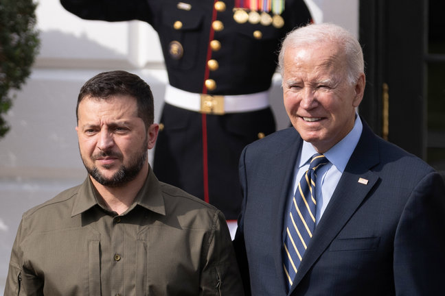 El presidente de Estados Unidos, Joe Biden da la bienvenida al presidente de Ucrania, Volodymyr Zelensky, en la Casa Blanca. / ALERTA