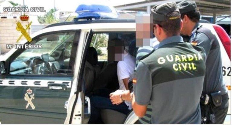 El agresor en el momento de su detención entrando al coche de la Guardia Civil. / EP