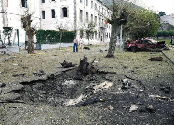 Socavón provocado por el coche bomba de ETA frente al Patronato Militar de Santoña. / Archivo