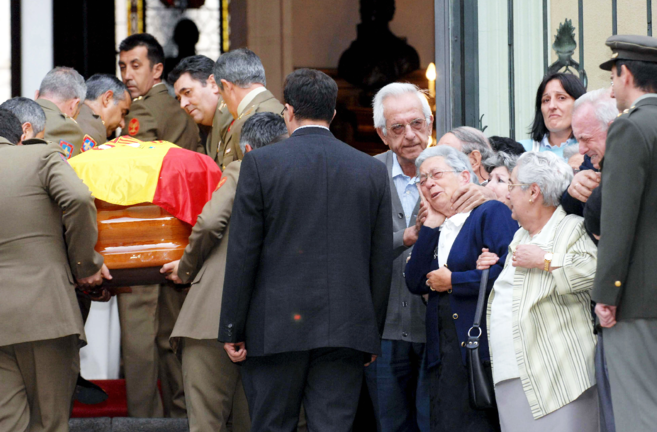 Familiares del militar asesinado en 2008 recibiendo el féretro en la Academia de Artillería de Segovia. / Archivo