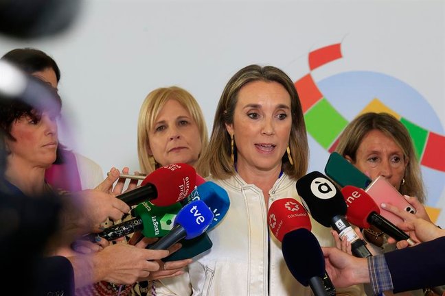 La exalcaldesa de Logroño Cuca Gamarra realiza declaraciones a los medios este sábado en el marco de la celebración del Pleno de la Federación Española de Municipios y Provincias. EFE / Zipi Aragón