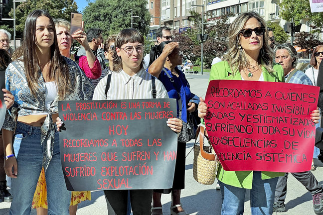 Decenas de personas se han reunido este sábado en el Ayuntamiento de Santander para pedir el fin de la trata y la explotación sexual. / Pablo Ayerbe
