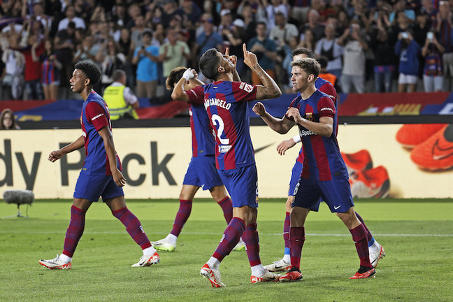 Los jugadores del FC Barcelona celebran el tercer gol de su equipo (anotado por Cancelo -c-) durante el encuentro de la jornada 6 de LaLiga entre FC Barcelona y RC Celta de Vigo, este sábado en el Estadio Olímpico de Montjuic, en Barcelona. EFE/ Toni Albir
